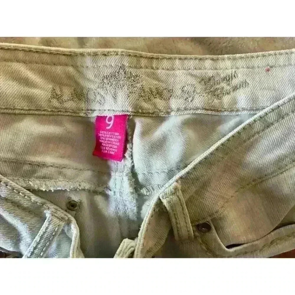 Almost Famous White Jeans with Eyelet Roll-up Hem, size 9 - Picture 3 of 7